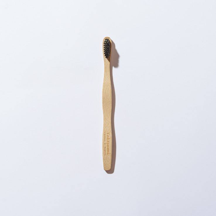 Brosse à dents en bambou infusée au charbon de bambou